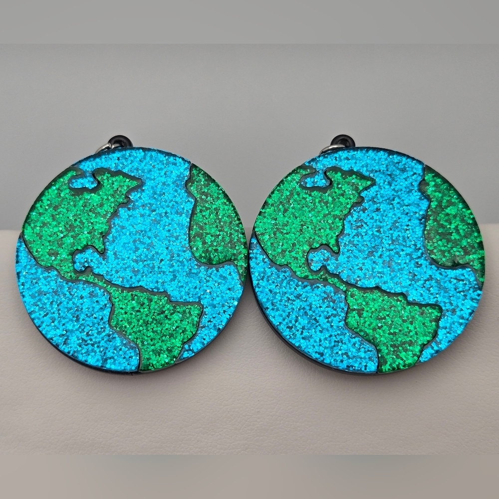 ✨2/$10✨Sparkly Earth Acrylic Dangle Earrings 1.5” Round Cute NWOT